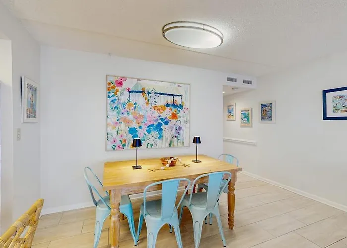 Bright Waterfront With Balcony Incredible Views Pools & Gym