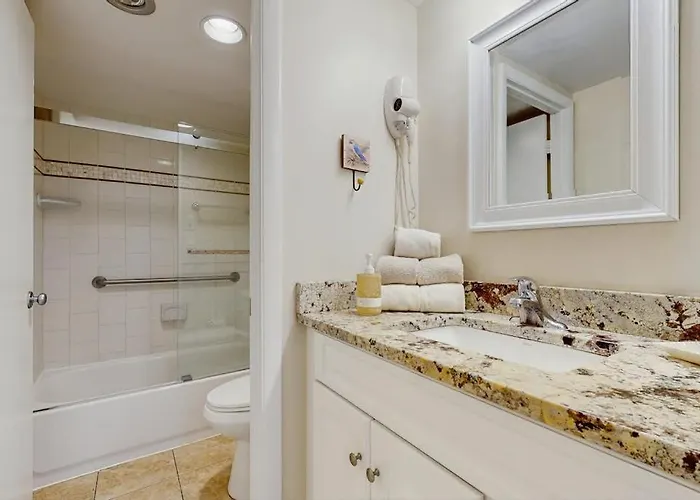 Bright Waterfront With Balcony Incredible Views Pools & Gym Holiday home Ocean City