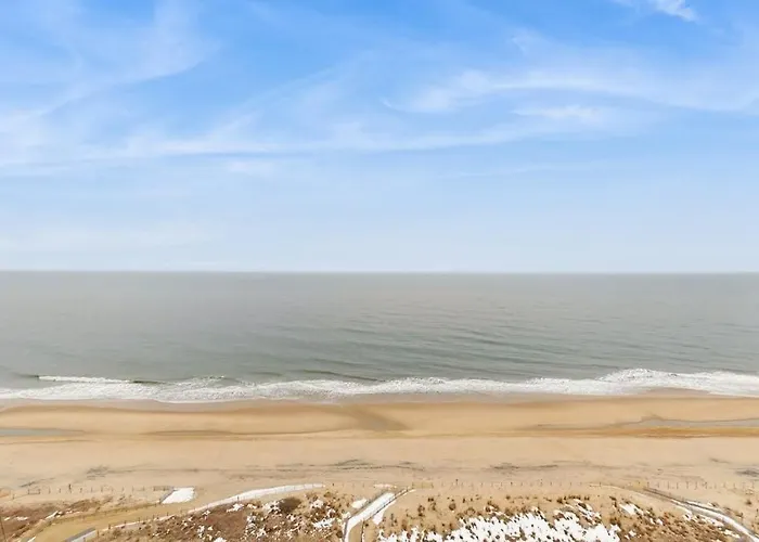 Bright Waterfront With Balcony Incredible Views Pools & Gym Holiday home Ocean City