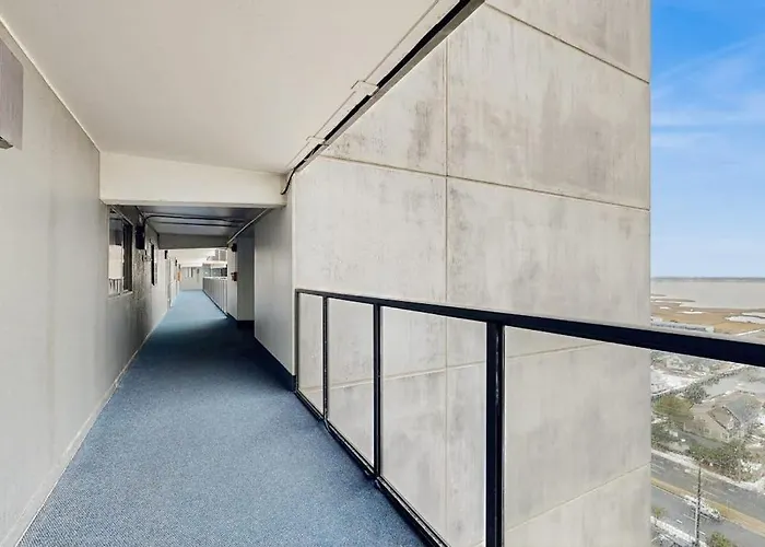 Bright Waterfront With Balcony Incredible Views Pools & Gym