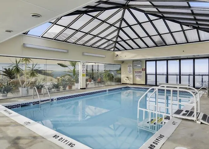 Bright Waterfront With Balcony Incredible Views Pools & Gym